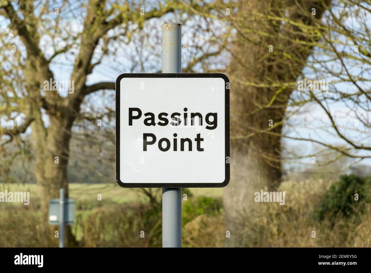 Passing Point Schild auf einspurige Straße Stockfoto