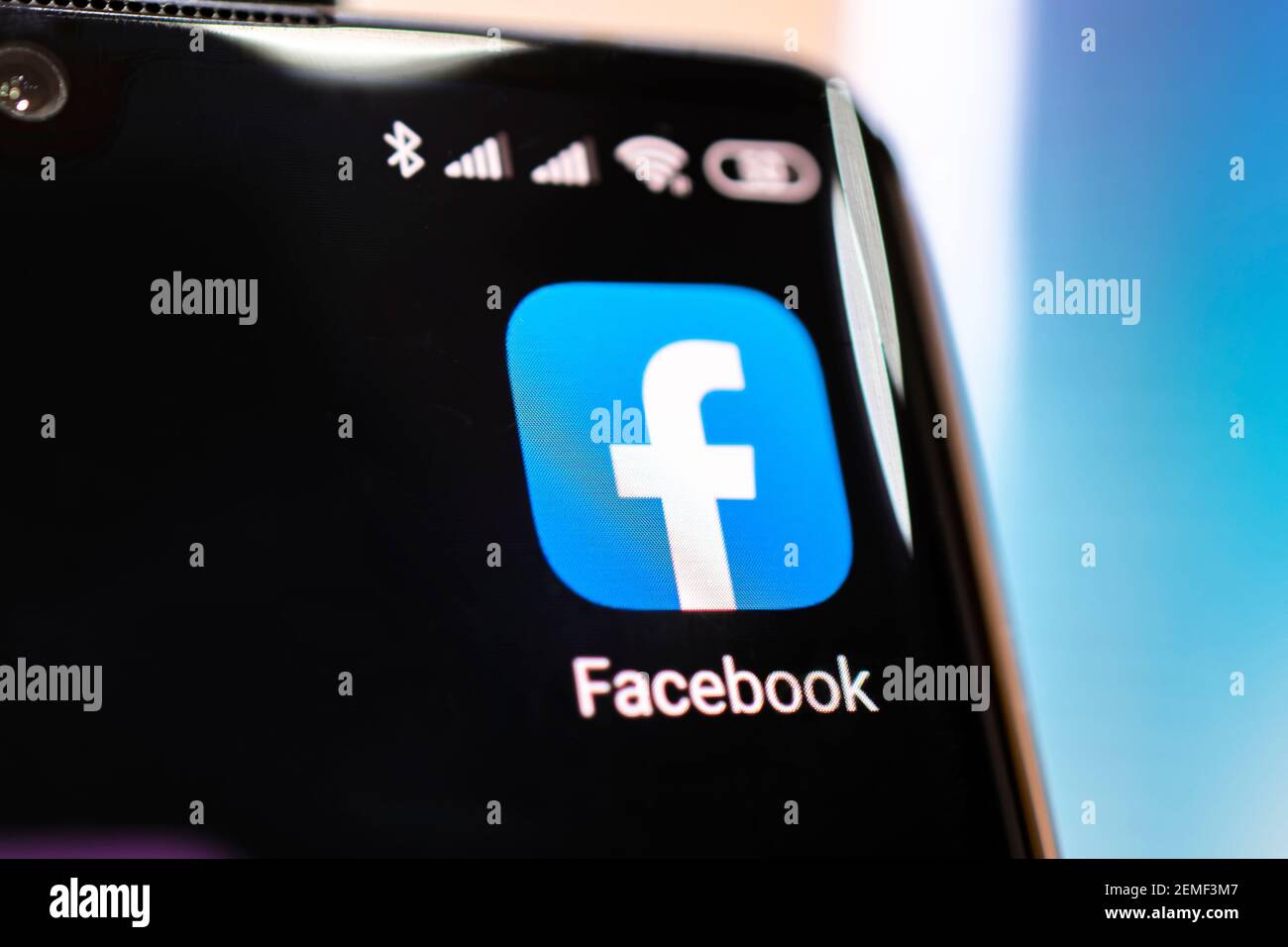 17. Februar 2021, Barnaul, Russland: Facebook-Anwendung auf dem Bildschirm eines Smartphones Stockfoto