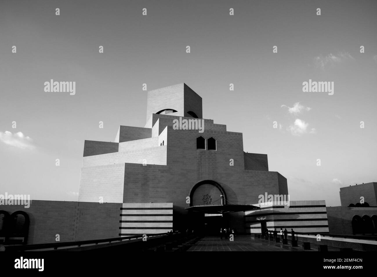 Monochrom, schwarz-weiß, Bild des Museums für Islamische Kunst, entworfen vom Architekten I. M. Pei, Doha, Katar Stockfoto