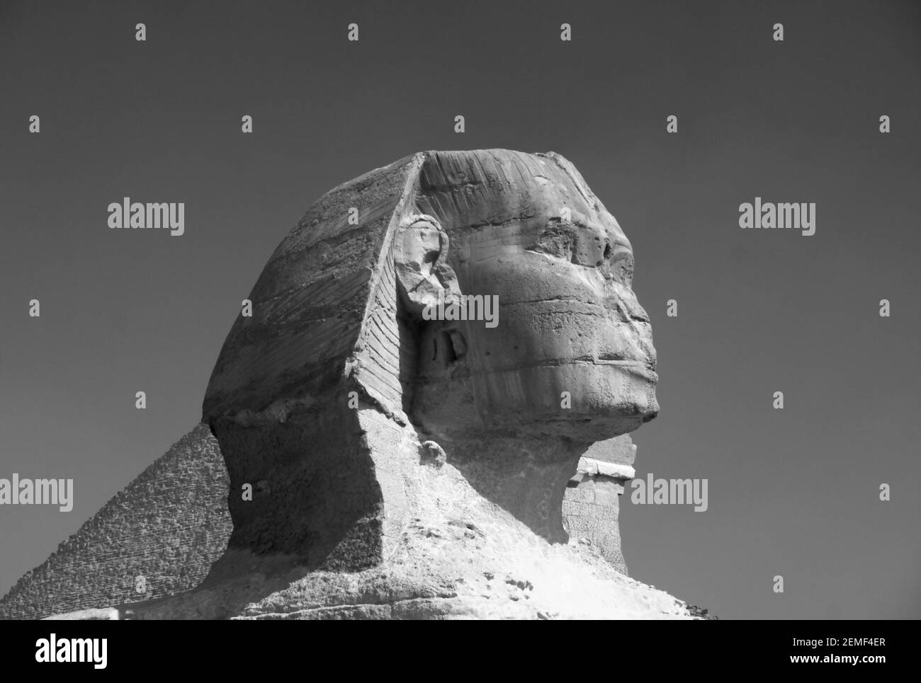 Monochrom, schwarz-weiß, Bild der Großen Sphinx mit der Großen Pyramide von Khufu (Cheops) dahinter, Gizeh, Ägypten Stockfoto