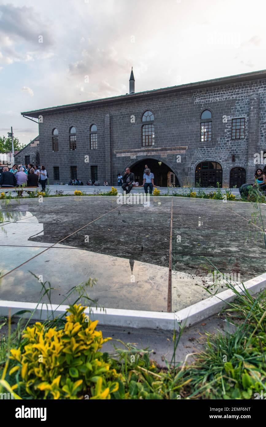 Die große Moschee von Diyarbakır (türkisch Diyarbakır Ulu Camii) ist