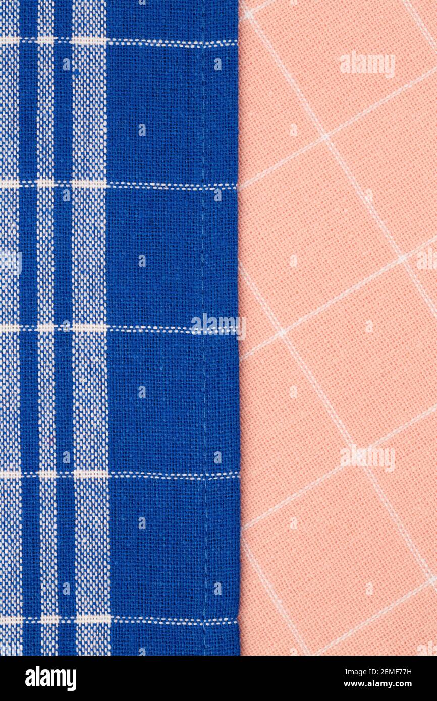 Rosa und blaue Küchentücher Textur als Hintergrund, vertikales Bild. Stockfoto