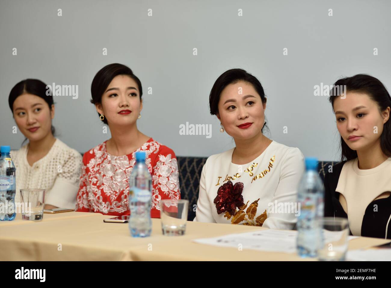 St. Petersburg, Russland, 6th. Oktober 2015: Liu Chan (Mitte) und Solisten von Star Sopranos aus China auf der Pressekonferenz in der Philharmonie. Die Veranstaltung ist Teil des Festivals für chinesische Musik Stockfoto