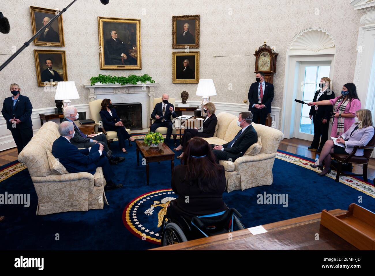 US-Präsident Joe Biden und US-Vizepräsident Kamala Harris bei einem Treffen mit einer parteiübergreifenden Gruppe von Repräsentantenhaus- und Senatsmitgliedern zu US-Lieferketten, im Oval Office, Mittwoch, 24. Februar 2021. Von links nach rechts: US-Senator Rob Portman (Republikaner von Ohio), US-Senator John Cornyn (Republikaner von Texas), US-Vizepräsidentin Kamala Harris, Präsident Biden, US-Senator Tammy Baldwin (Demokrat von Wisconsin), US-Senator Mark Warner (Demokrat von Virginia), US-Senator Marsha Blackburn (Republikaner von Tennessee) und US-Senator Tammy Duckworth (Demokrat von Illinois)Quelle: Doug Mills/Pool V Stockfoto