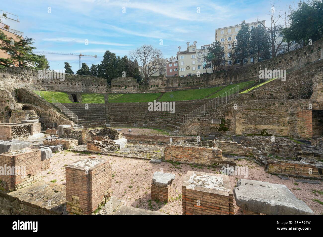 Triest, Italien. 24. Februar 2021. Die Überreste des römischen Amphitheaters im Stadtzentrum Stockfoto