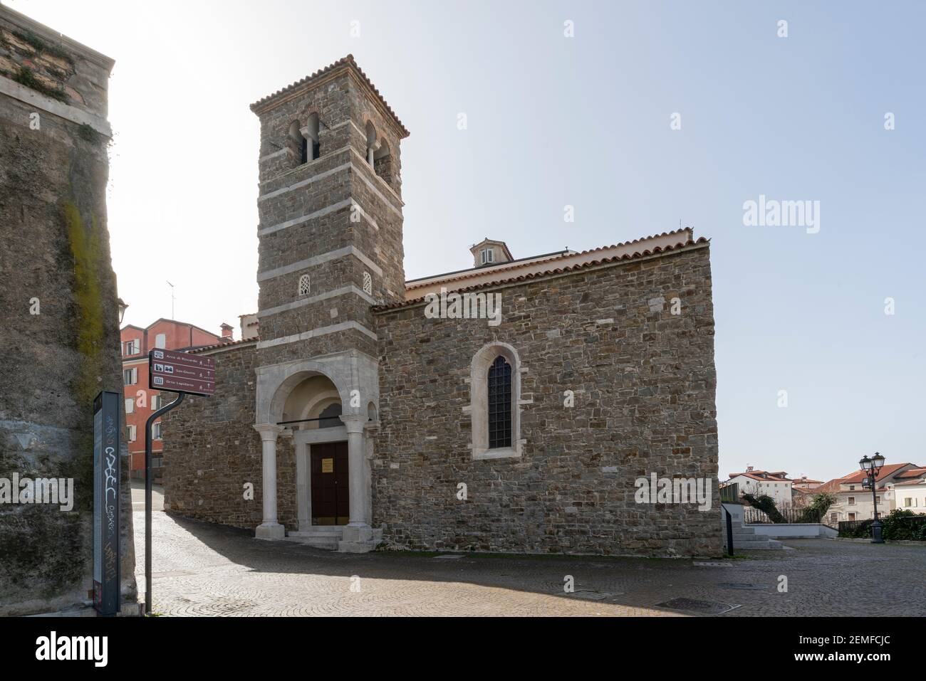 Triest, Italien. 24. Februar 2021. Die Außenansicht der St. Sylvester Basilika im Stadtzentrum Stockfoto