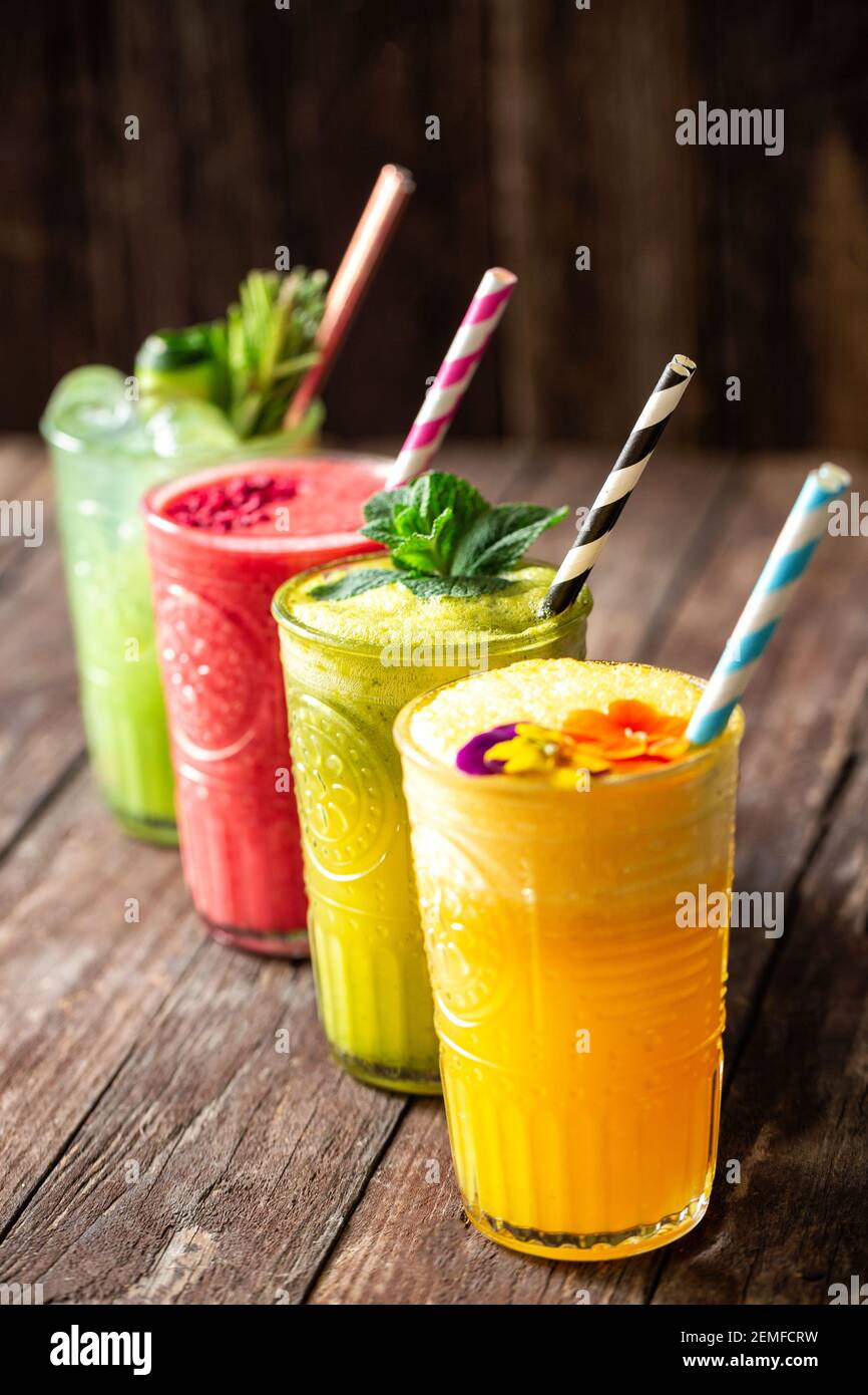 Vier Ernährung verpackt Obst Smoothie nur schwer zu widerstehen mit ...