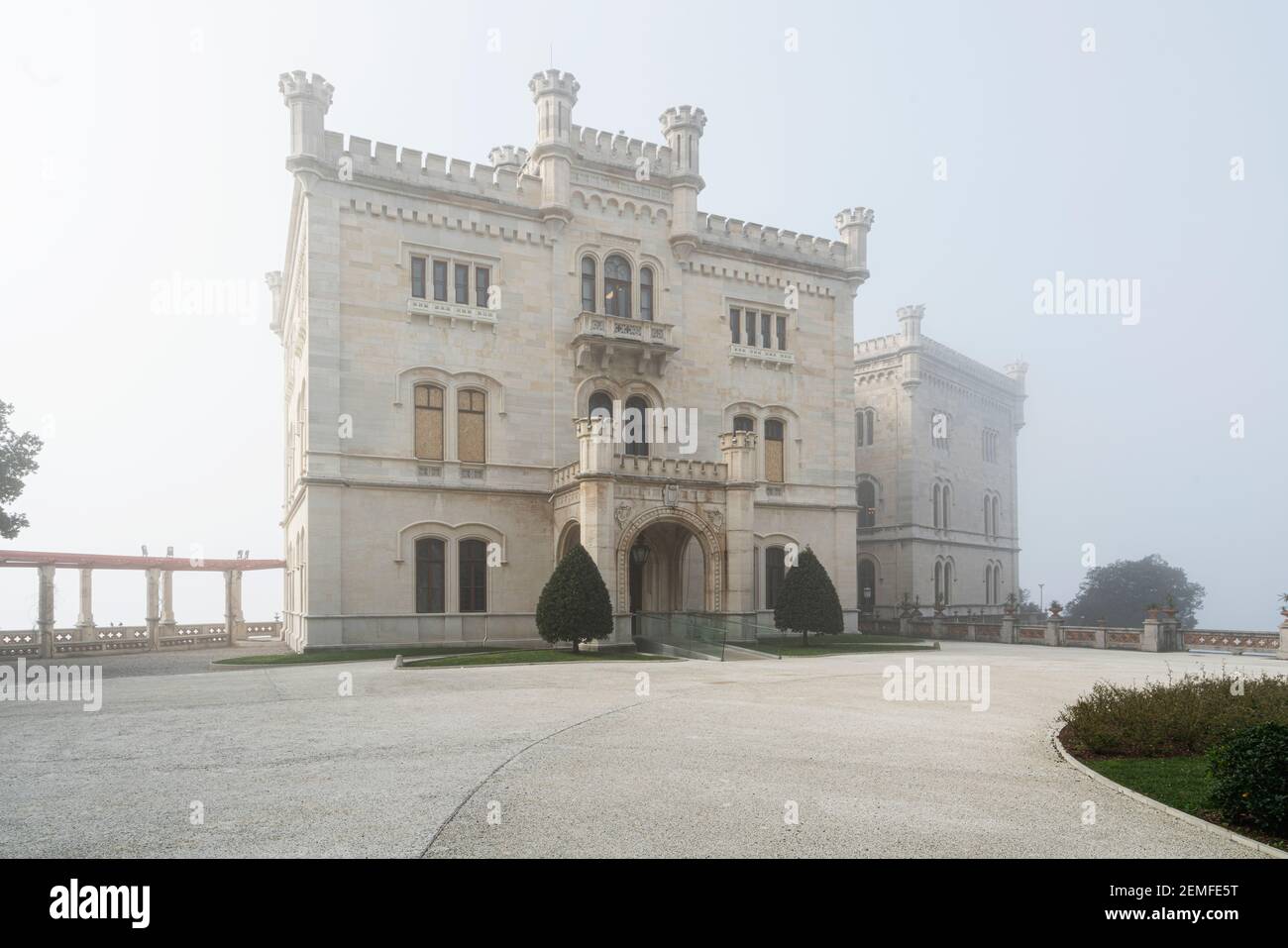 Triest, Italien. 24. Februar 2021. Ein Panoramablick auf Schloss Miramare, Triest, an einem nebligen Tag Stockfoto Triest, Italien. 24. Februar 2021. Ein Panoramablick auf Schloss Miramare, Triest, an einem nebligen Tag Stockfoto