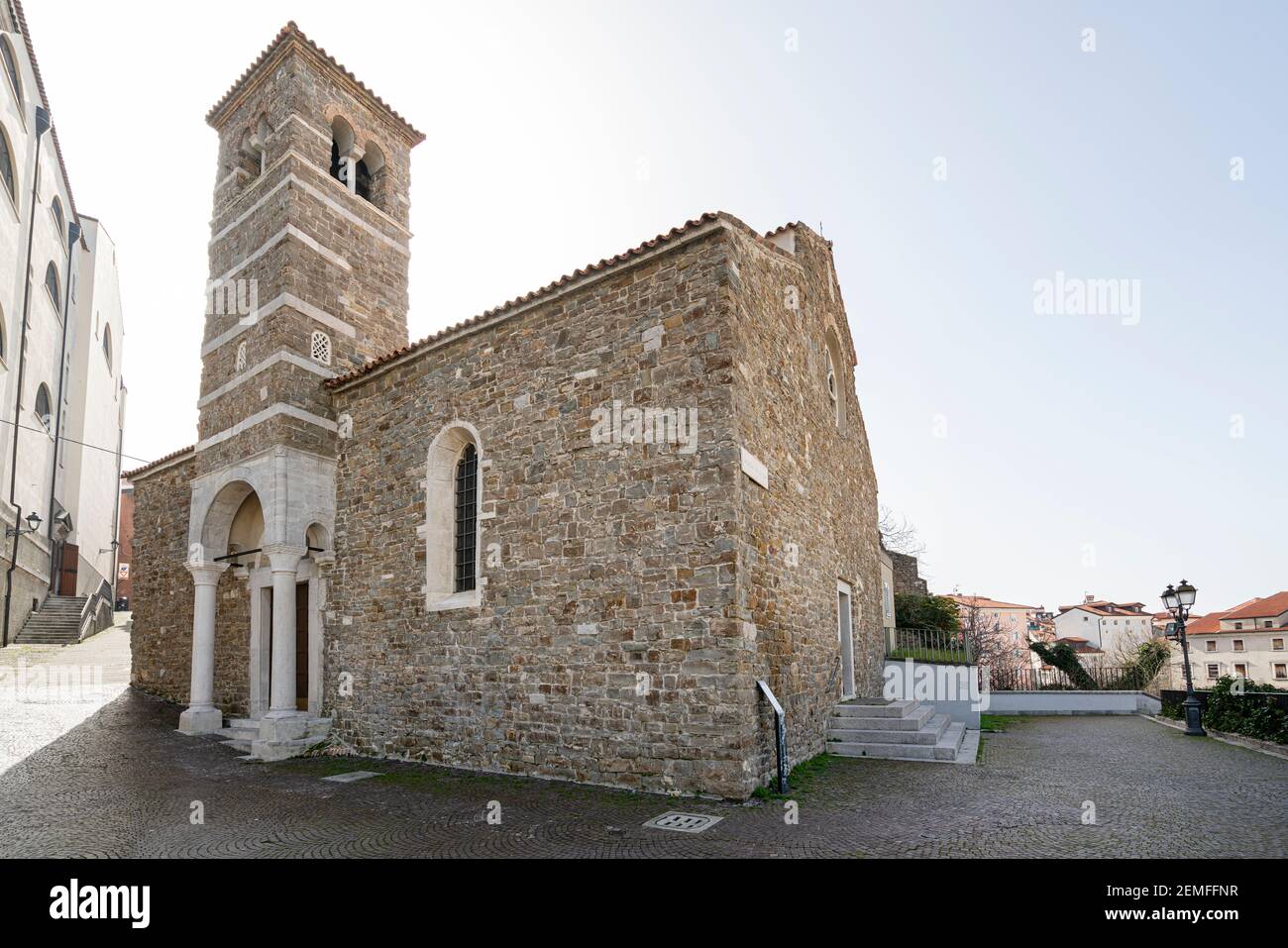 Triest, Italien. 24. Februar 2021. Die Außenansicht der St. Sylvester Basilika im Stadtzentrum Stockfoto