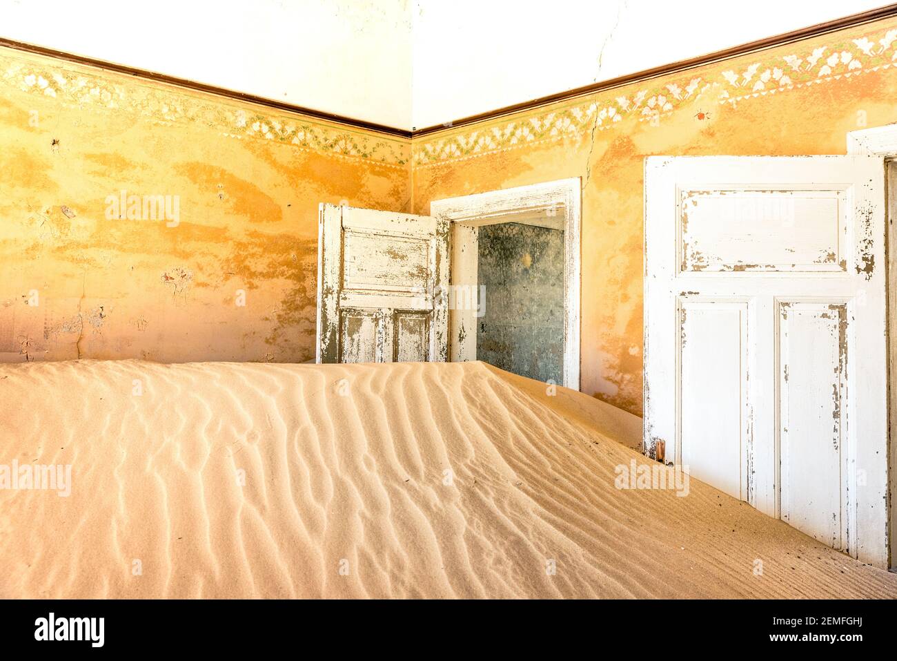 Verlassene Haus voller Sand aus der Wüste in der geisterstadt Kolmanskop - Sightseeing rund um Luderitz in Namibia - afrikanische Wunder und Geheimnisse Stockfoto