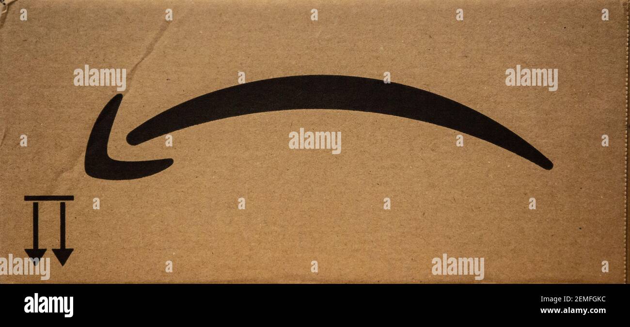 Das Logo von Amazon auf dem Karton eines Pakets auf einem Tisch  Stockfotografie - Alamy
