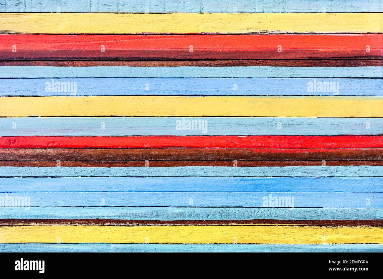 Mehrfarbiger Holzhintergrund als alternatives Baumaterial - Textur auf Holztisch im modern eingerichteten Restaurant Stockfoto