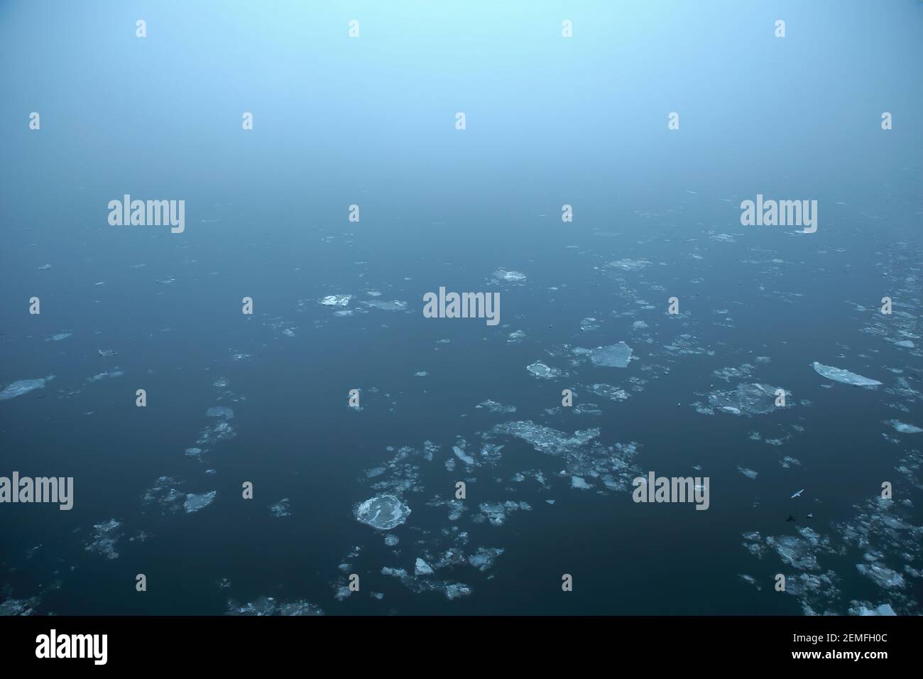 Neblig eisig blaue Wasseroberfläche mit endlosem Nebel auf der Donau; Farbfoto. Stockfoto