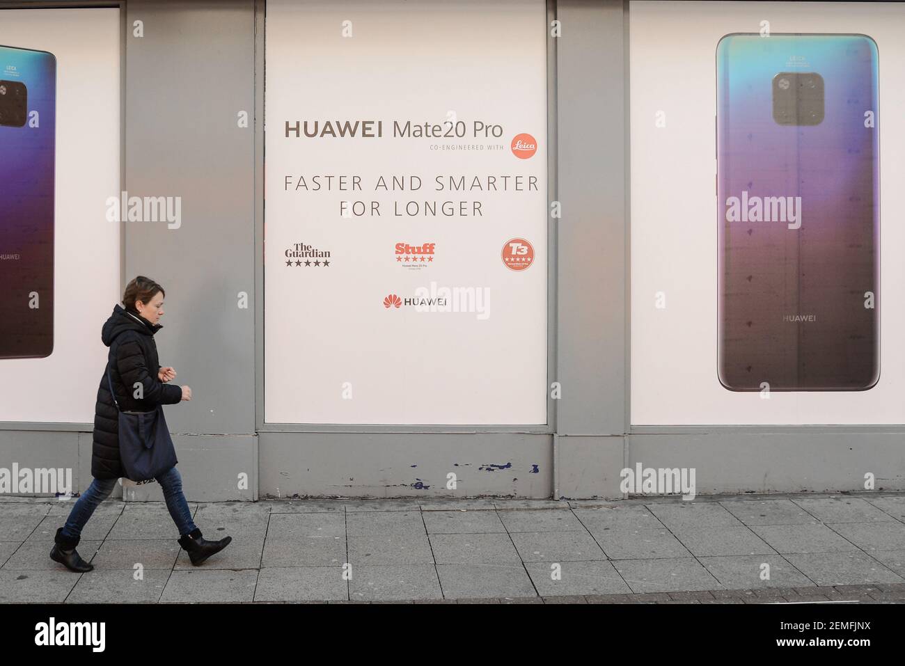 Eine Frau kommt am 20. Februar 2019 an einer Huawei-Werbetafel in London vorbei. Cyber-Experten des britischen National Cyber Security Center, haben festgestellt, dass alle potenziellen Risiken von der chinesischen Telekommunikationsunternehmen Huawei auf die britische Telekommunikationsinfrastruktur. (Foto von Claire Doherty/Sipa USA) Stockfoto