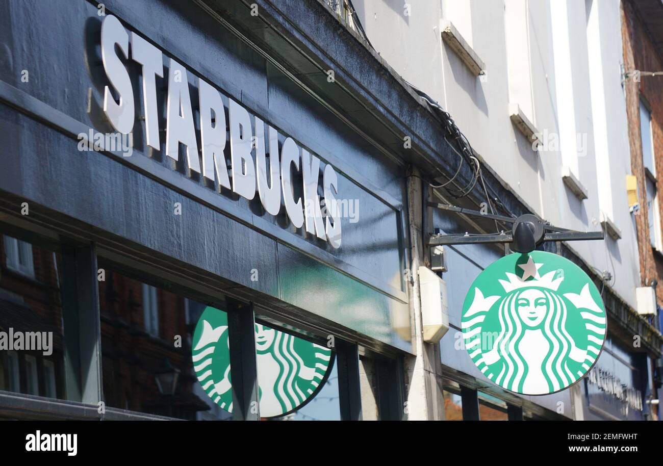 Starbucks-Logo über einem Café in Henley-on-Thames, Oxfordshire, Großbritannien Stockfoto