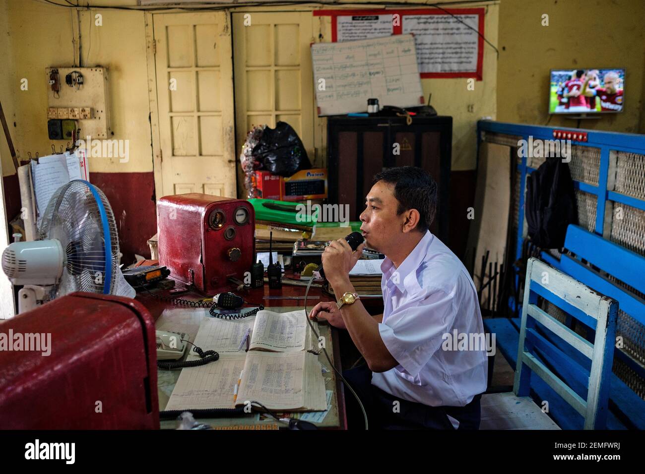 Im Managerraum an einem der Bahnstationen des Circular Railway in Yangon, Myanmar Stockfoto