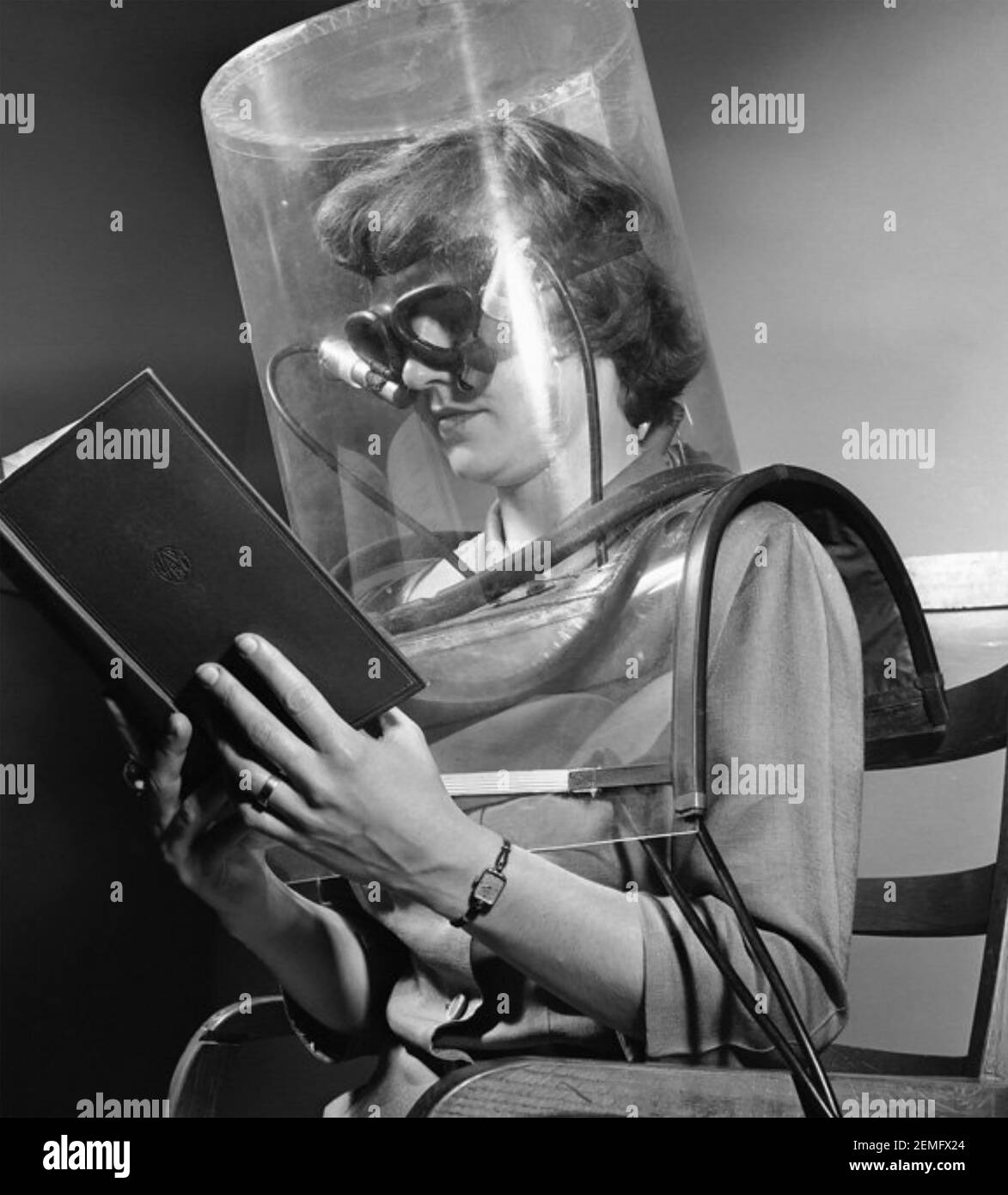 SMOG-TEST 1949. Ein Laborant am Stanford Research Institute in Kalifornien macht einen "Blink-Test" im Rahmen eines Projekts, um die Auswirkungen von Smog zu untersuchen. Stockfoto