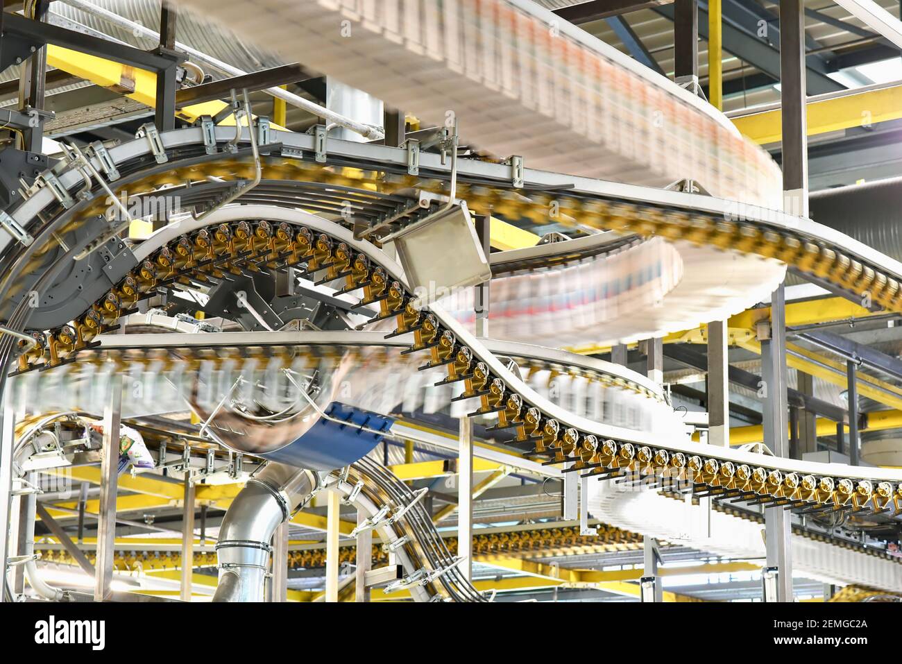 Moderne Maschinen für den Transport in einer großen Druckerei für die Produktion von Zeitungen & Zeitschriften Stockfoto