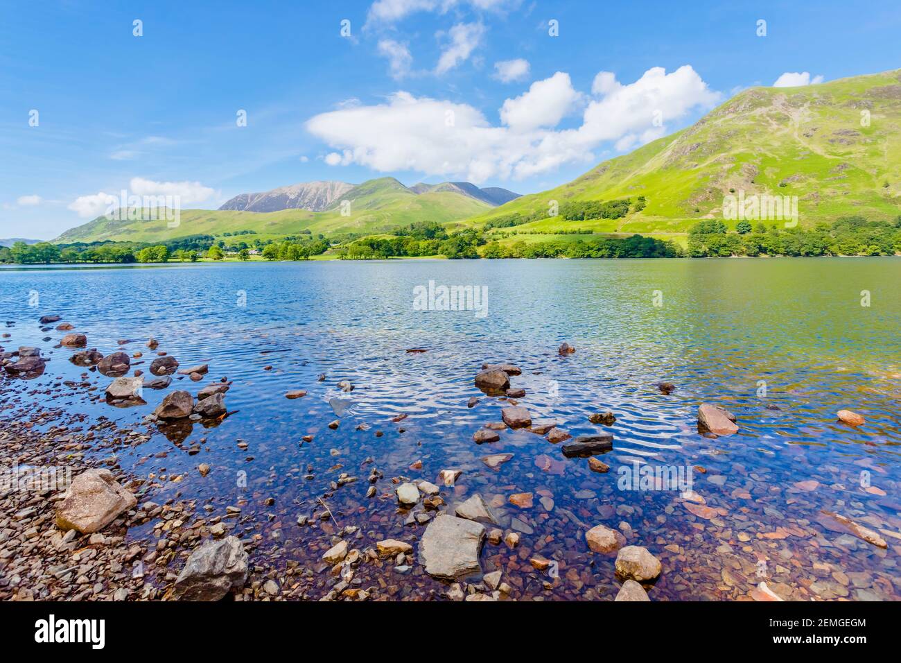 Blick über Buttermere See in Richtung Buttermere fiel auf einem sonnigen Sommertag Stockfoto