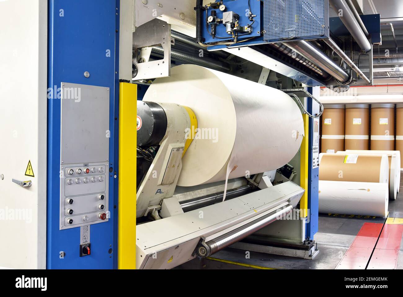 Moderne Offsetdruckmaschinen in einer großen Druckerei - Moderne Ausrüstung in einem Industrieunternehmen Stockfoto