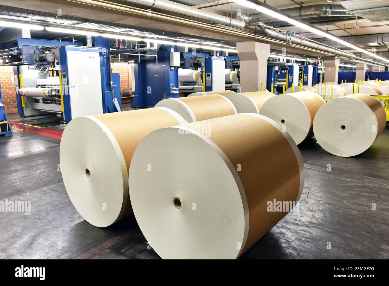 Papierrollen und Offsetdruck Maschinen in einer großen Druckerei für die Produktion von Zeitungen & Zeitschriften Stockfoto