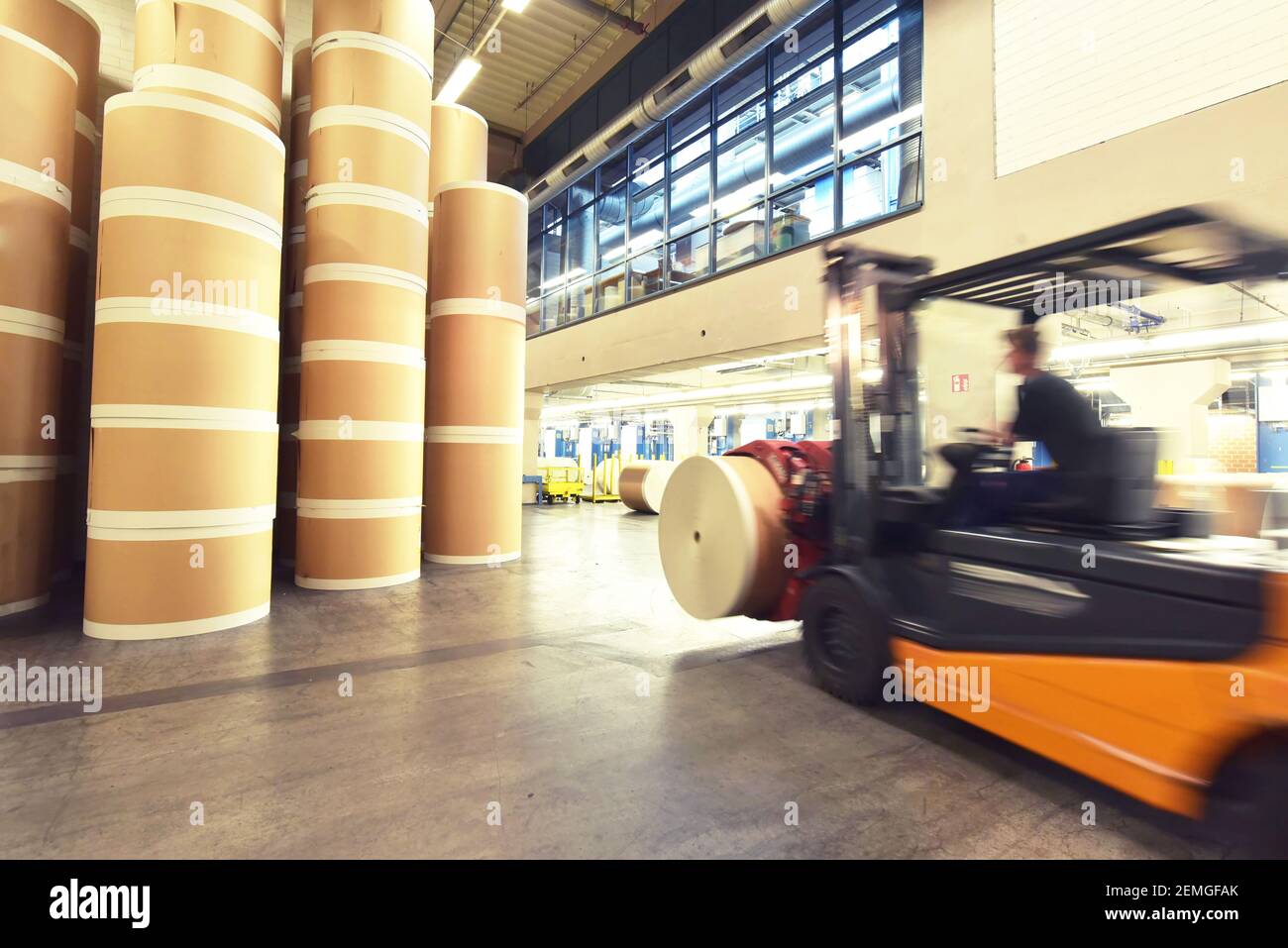 Lagerung von Papierrollen in einer großen Druckerei - Transport mit einem Gabelstapler Stockfoto