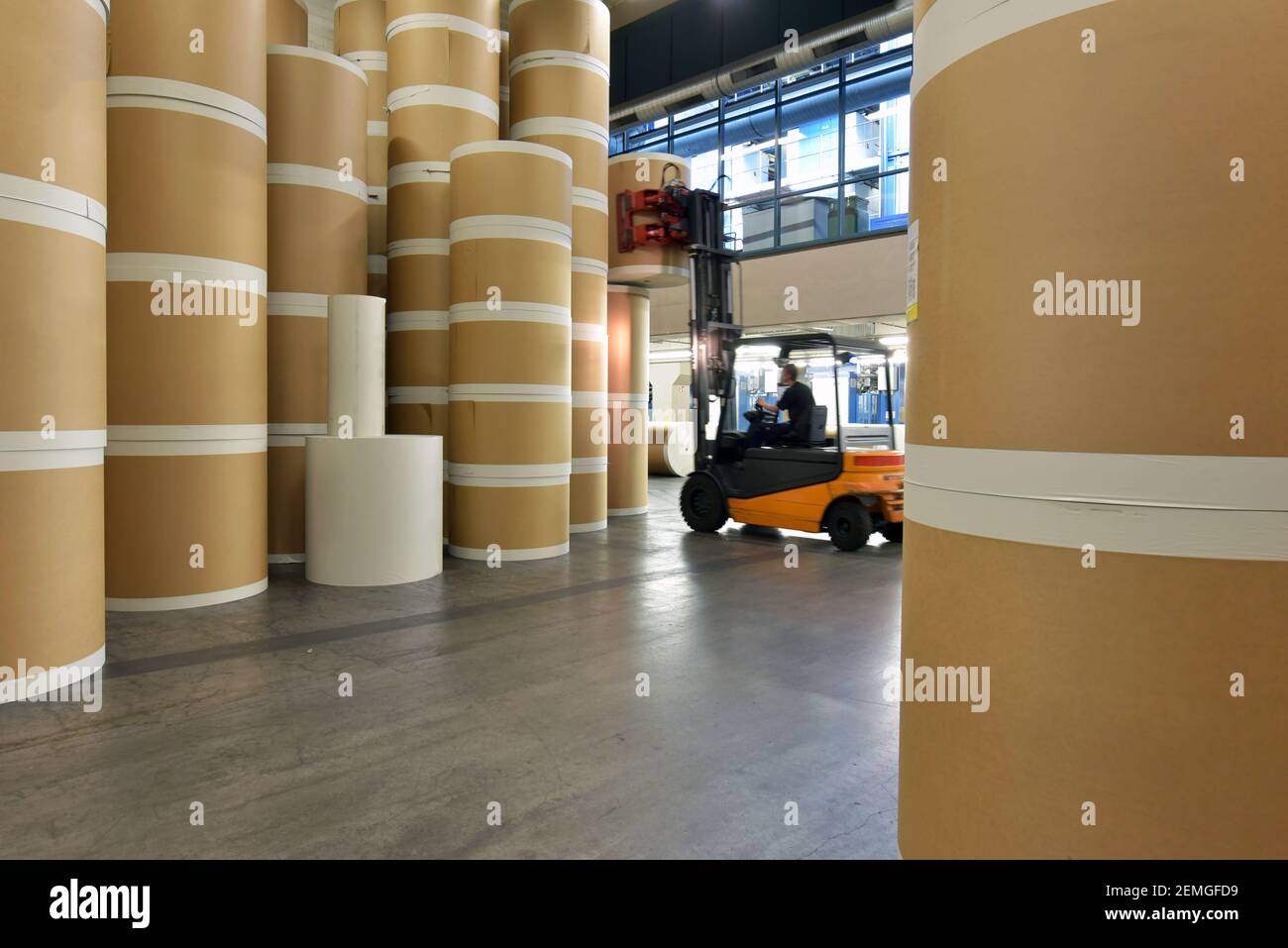 Lagerung von Papierrollen in einer großen Druckerei - Transport mit einem Gabelstapler Stockfoto