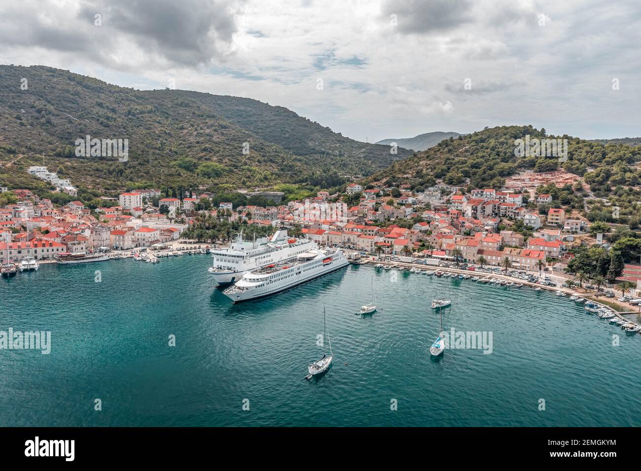 Luftdrohnenaufnahme der Kreuzfahrt Fähre im Hafen der Adria Auf der Insel Vis in Kroatien Sommer Stockfoto