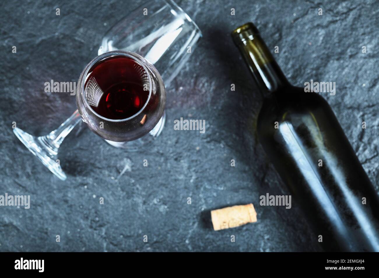 Flasche Wein mit einem Glas Wein auf dem Marmor Hintergrund Stockfoto