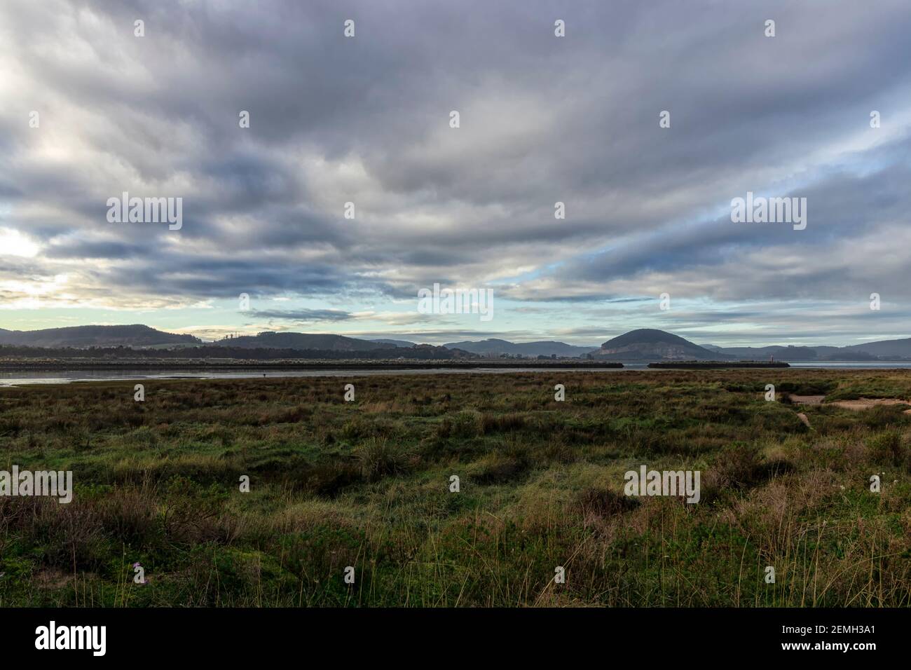 Strand bei Sonnenuntergang in der Stadt laredo in kantabrien In spanien Stockfoto