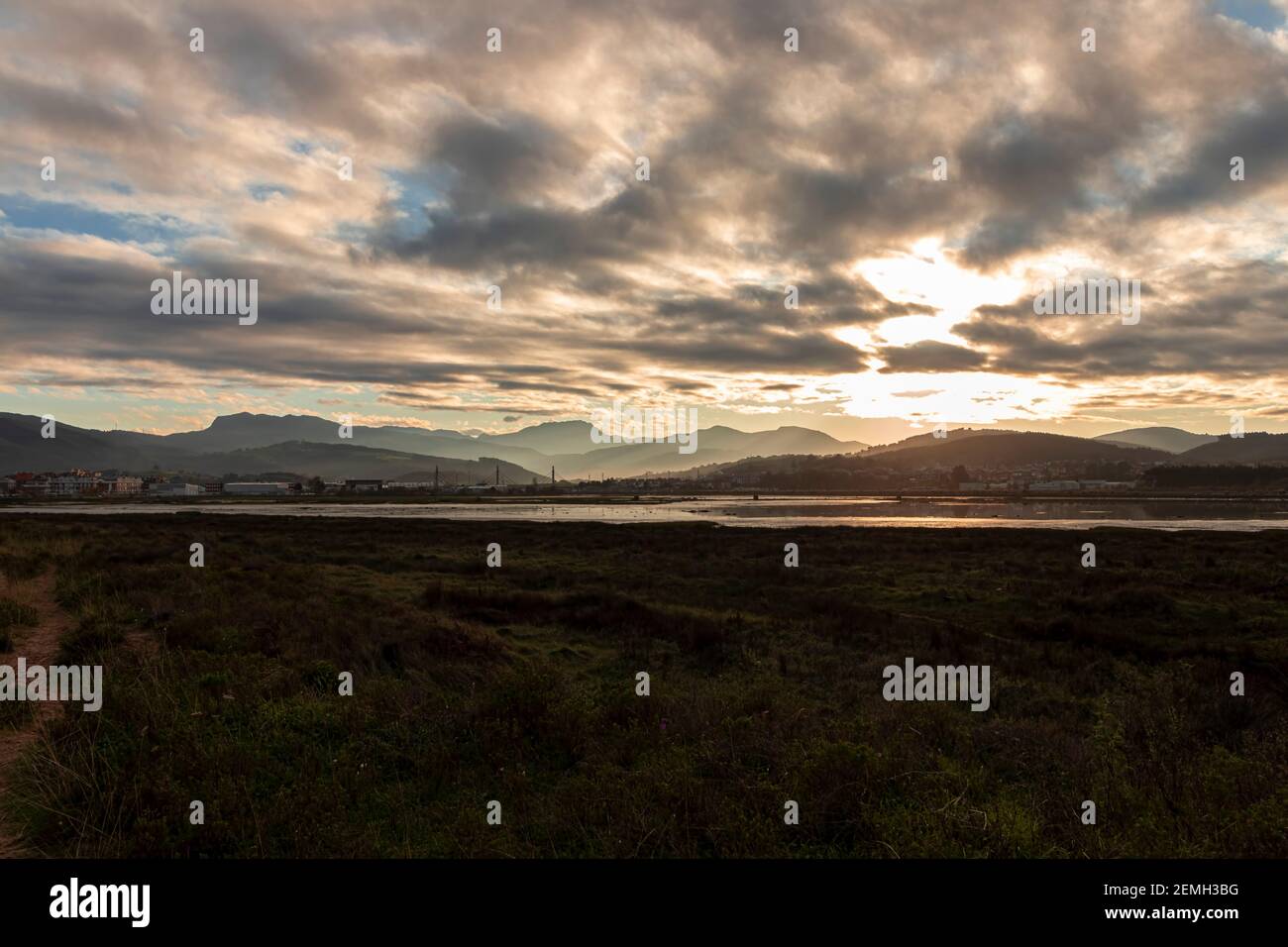 Strand bei Sonnenuntergang in der Stadt laredo in kantabrien In spanien Stockfoto