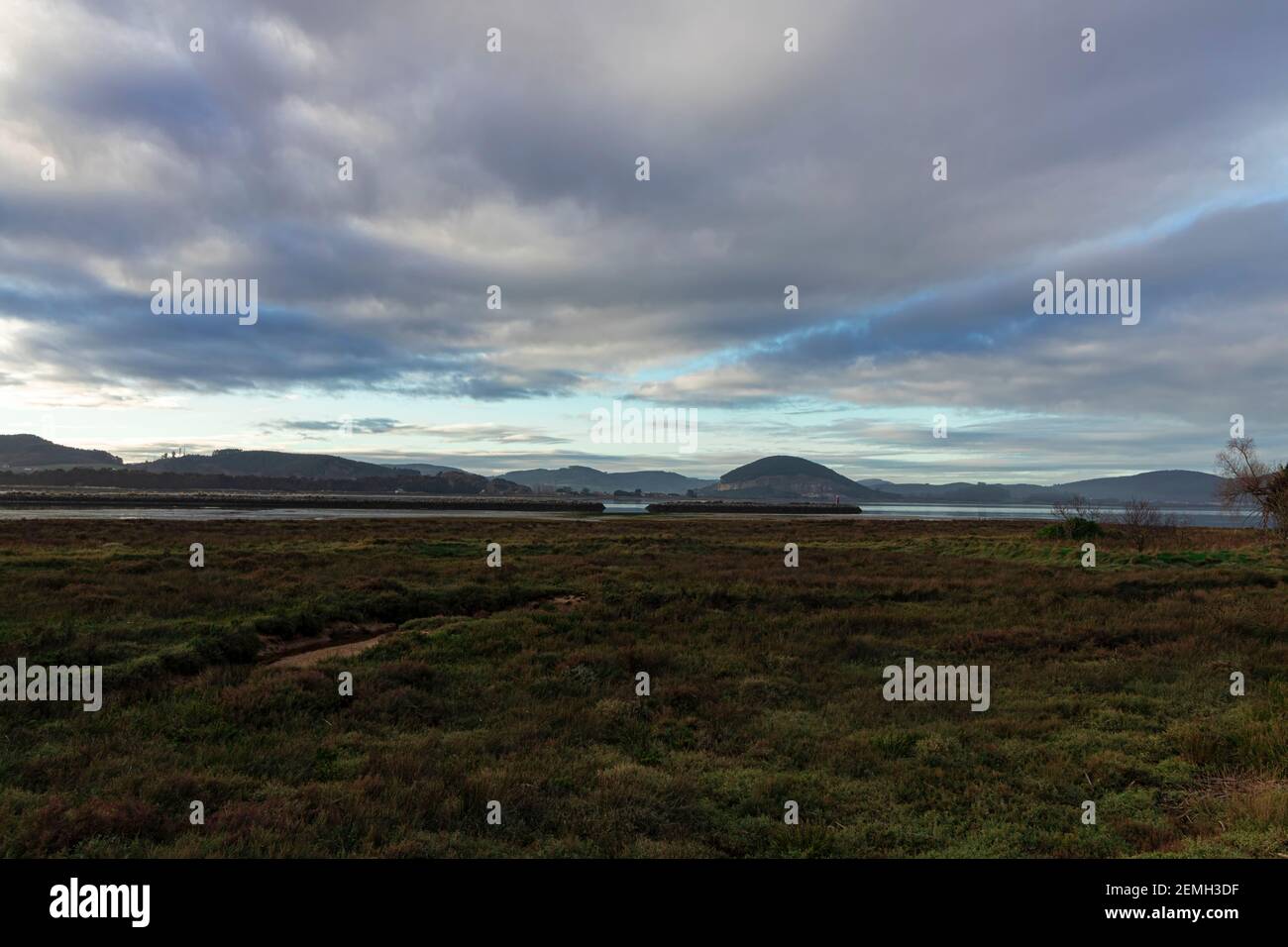 Strand bei Sonnenuntergang in der Stadt laredo in kantabrien In spanien Stockfoto
