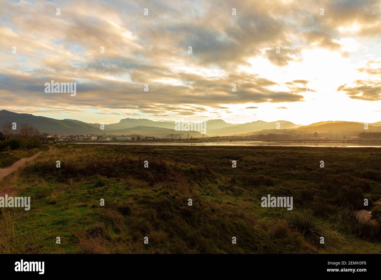 Strand bei Sonnenuntergang in der Stadt laredo in kantabrien In spanien Stockfoto