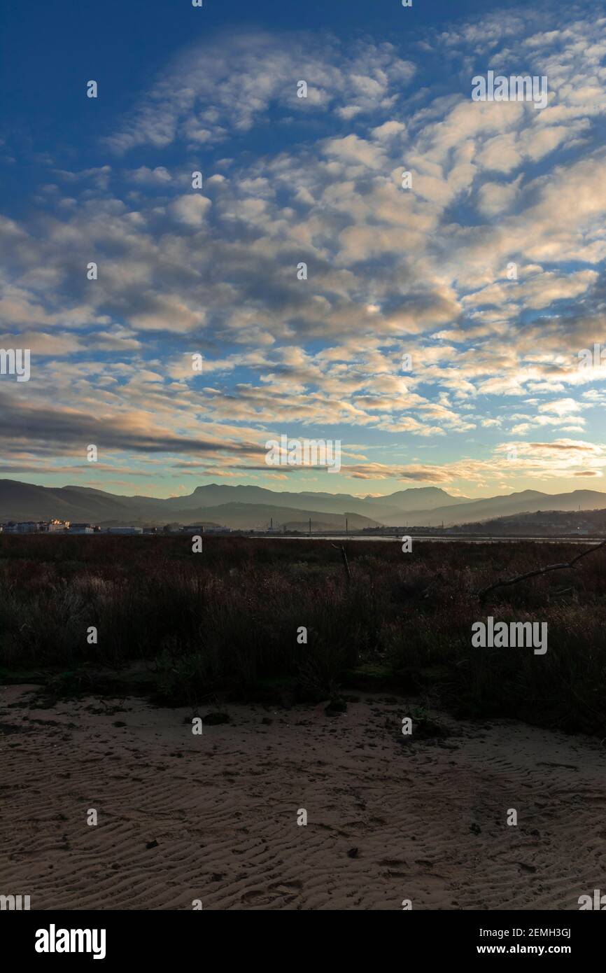 Strand bei Sonnenuntergang in der Stadt laredo in kantabrien In spanien Stockfoto