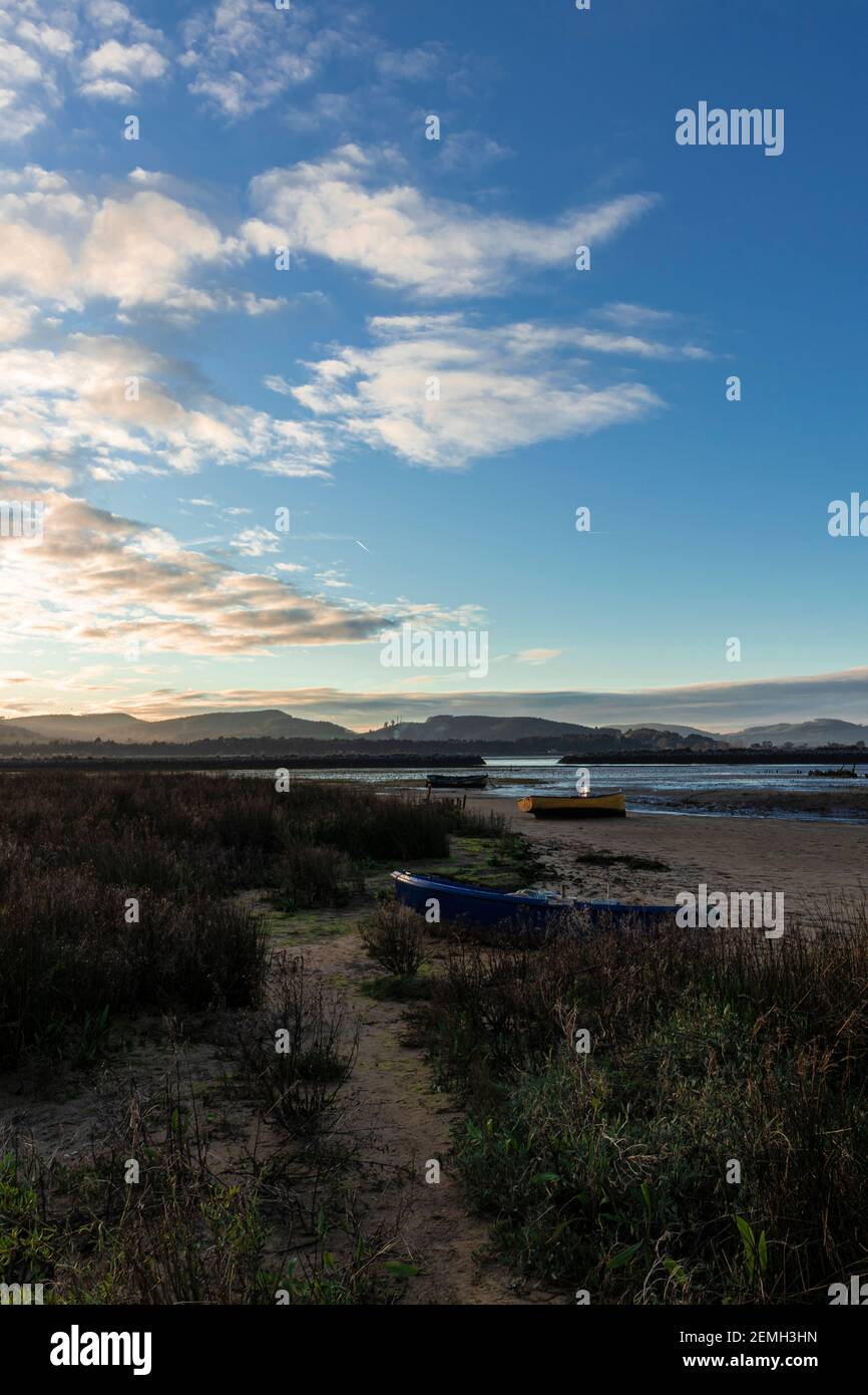 Strand bei Sonnenuntergang in der Stadt laredo in kantabrien In spanien Stockfoto