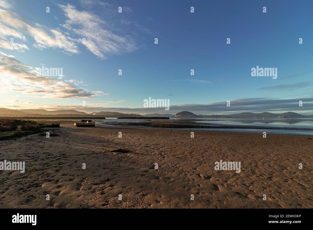 Strand bei Sonnenuntergang in der Stadt laredo in kantabrien In spanien Stockfoto