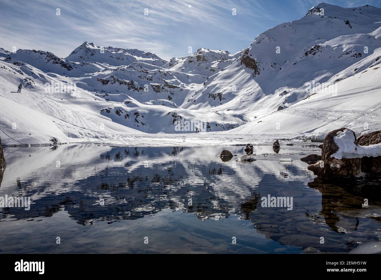 Saint-Martin-de-Belleville, Frankreich - 21. Februar 2020: Der schneebedeckte Berg und seine Reflexion in Lac du Lou in der Nähe von Val Thorens Resort Stockfoto