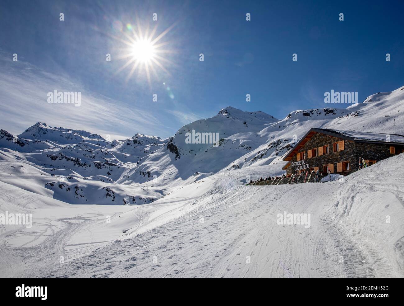 Val Thorens, Frankreich - 16. Februar 2020: Refuge du Lac du Lou im Winter in der Nähe des Skigebiets Val Thorens Stockfoto