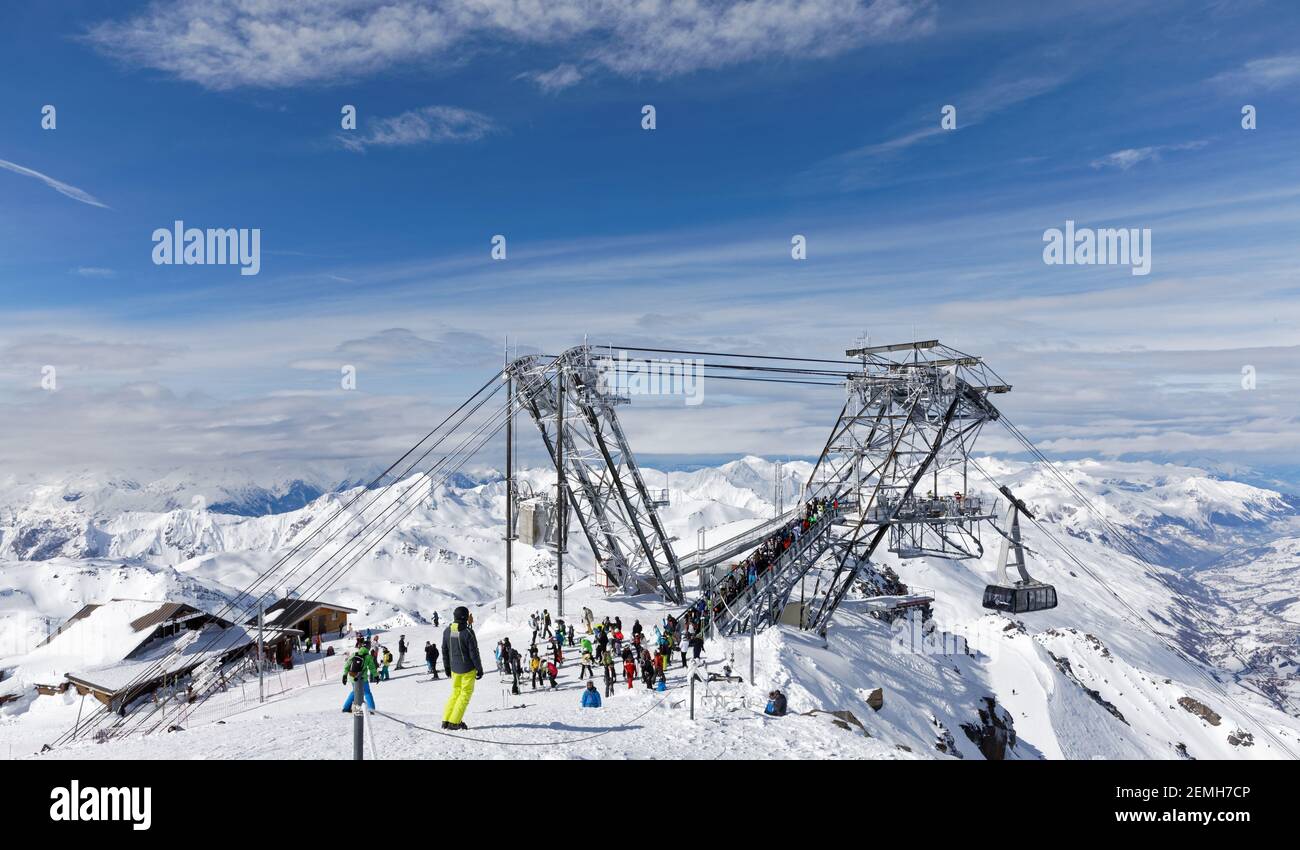 Val Thorens, Frankreich - 1. März 2018: Ankunft der Seilbahn Cime Caron im Skigebiet Val Thorens Stockfoto