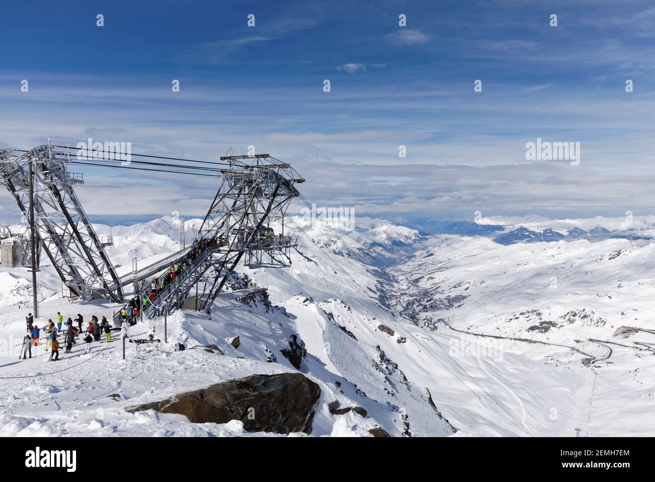 Val Thorens, Frankreich - 1. März 2018: Ankunft der Seilbahn Cime Caron im Skigebiet Val Thorens Stockfoto