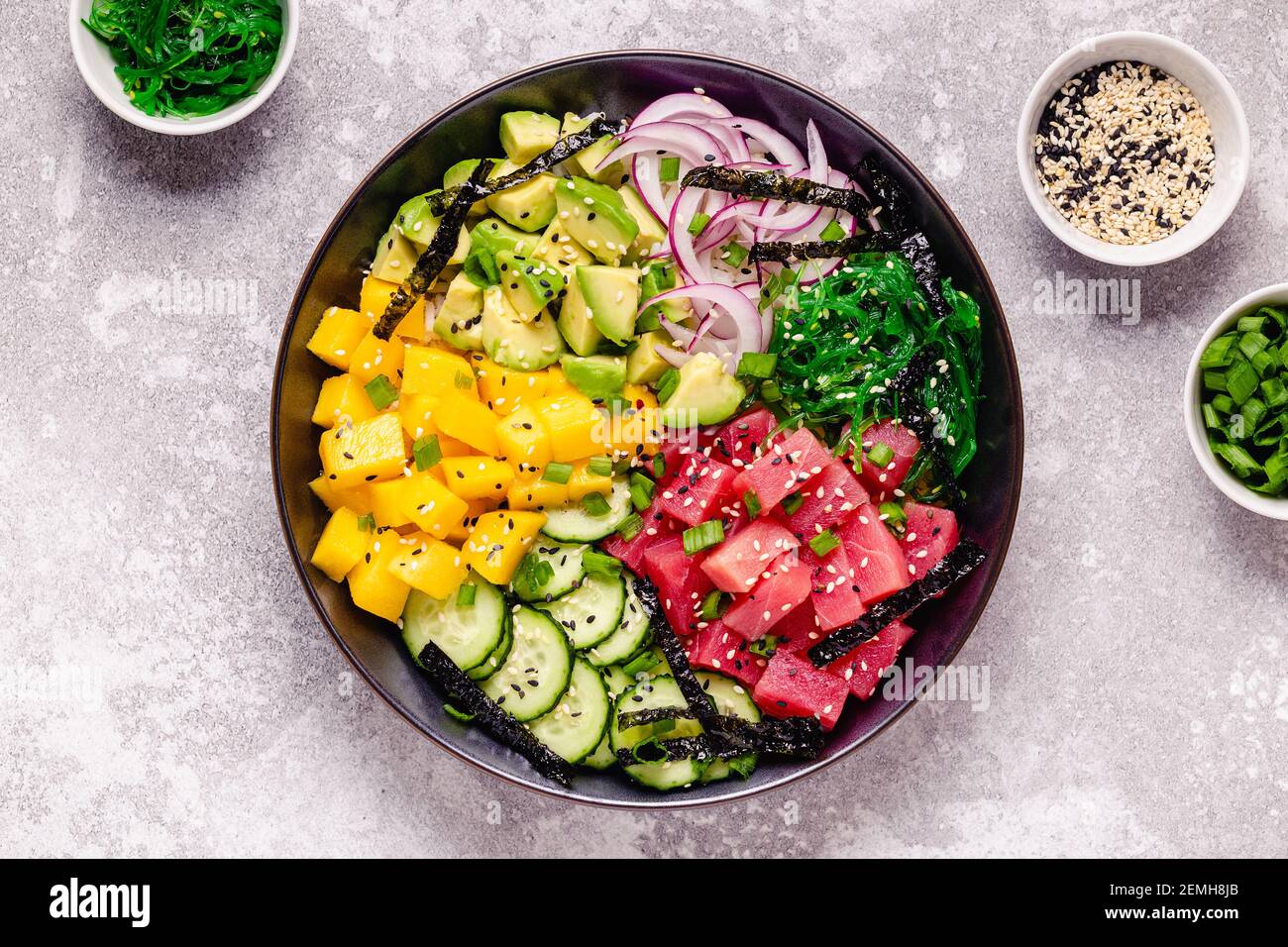 Hawaiianische Thunfisch-Schale mit Algen, Avocado, Mango, Gurke, Draufsicht. Stockfoto