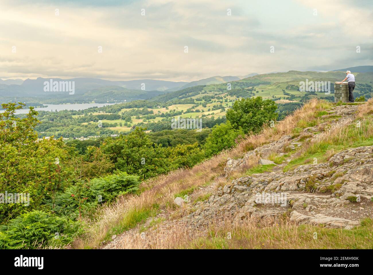 Frau am Orrest Head Aussichtspunkt in der Nähe von Windermere, Lake District, Cumbria, England, Großbritannien Stockfoto