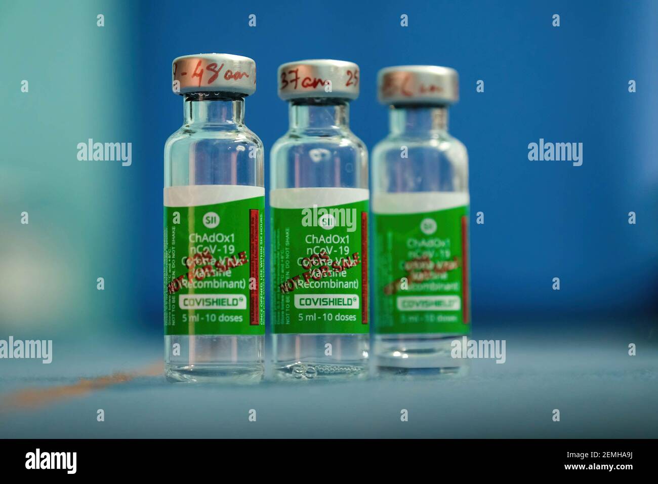 Covishield Coronavirus-Impffläschchen im Madhyamgram Hospital. Menschen über 60 Jahren und 45-Jährige mit Begleiterkrankungen können den Impfstoff ab dem 1st. März auf eigene Kosten in Privatkliniken erhalten. Stockfoto