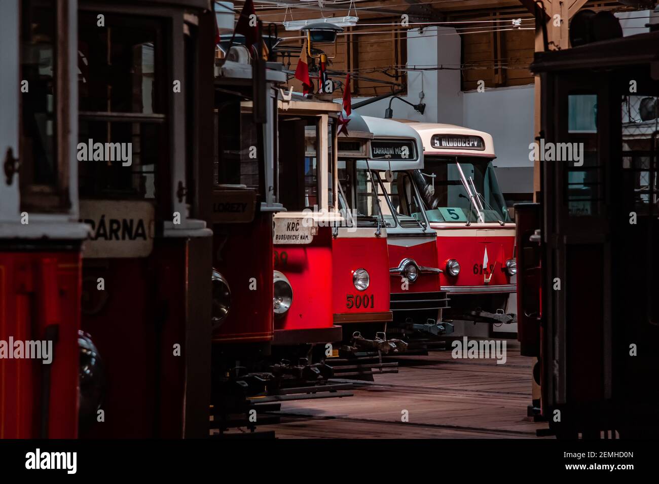 Alte Prager Straßenbahnen im Depot. Retro Transport, alte klassische Straßenbahnen Stockfoto