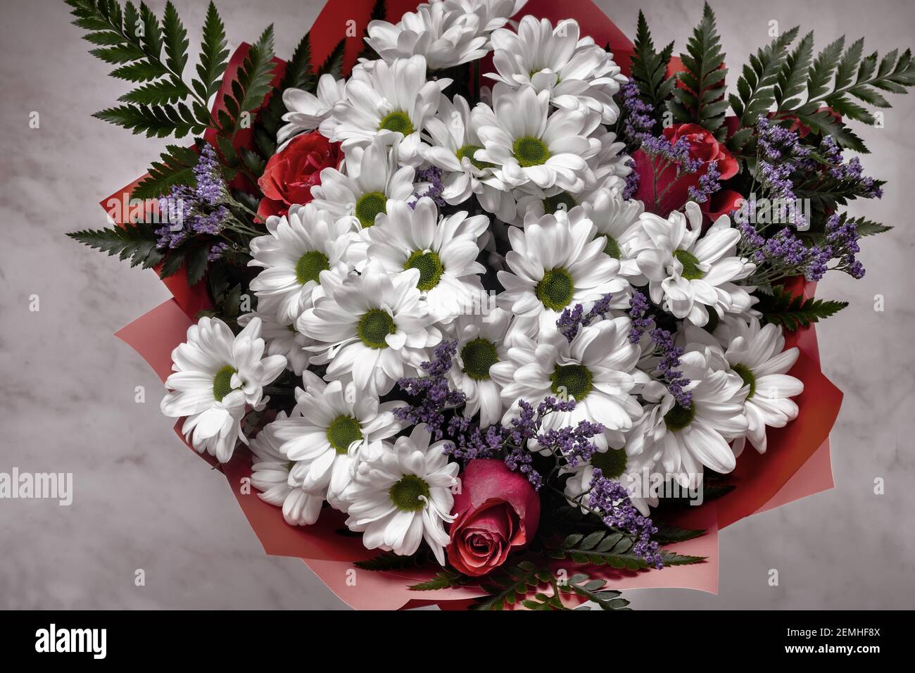 Bouquet von weißen Chrysanthemen mit roten Rosen Stockfoto