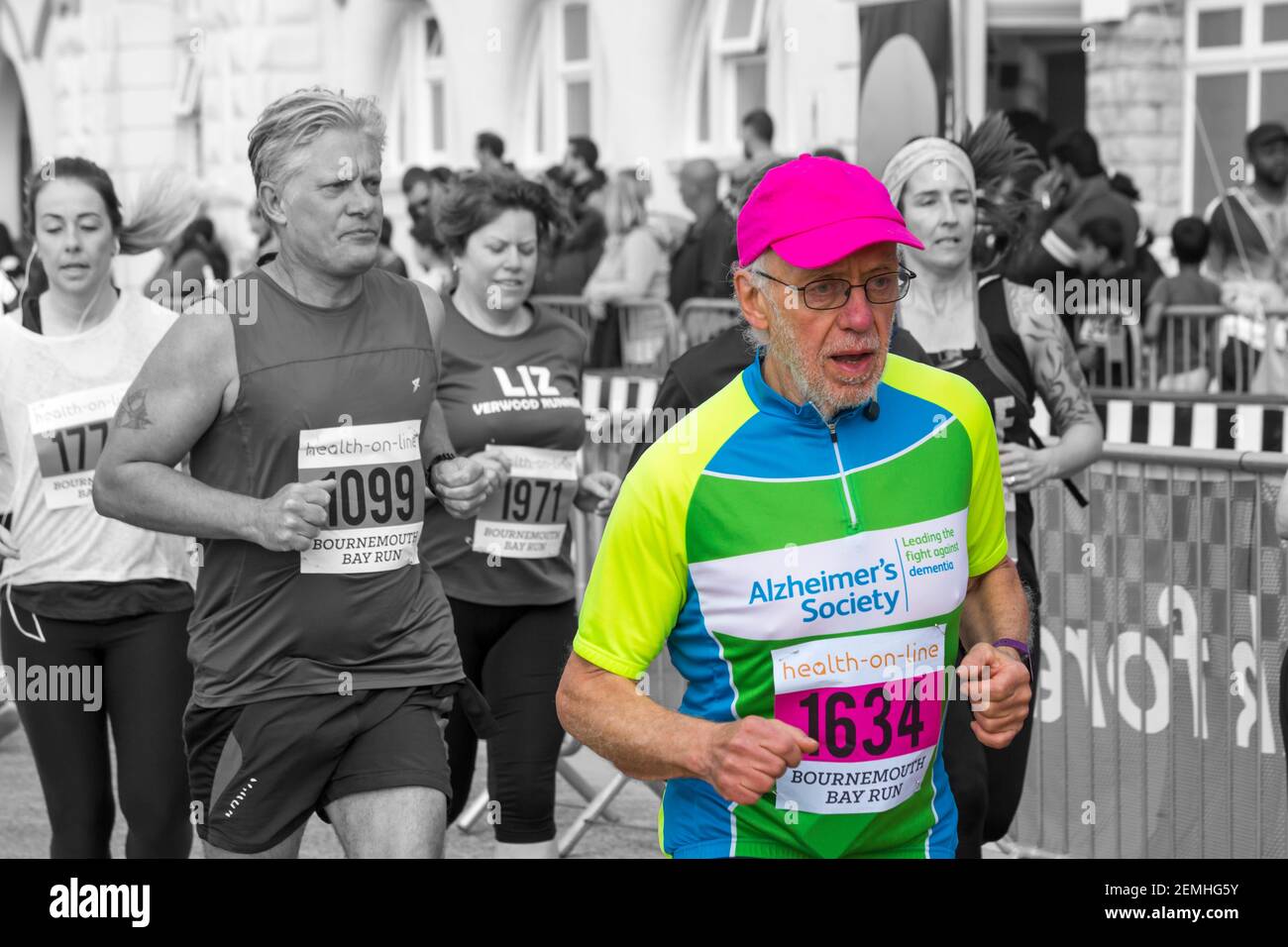 Senior Mann trägt Alzheimer's Society Top-Rennen in Bournemouth Bay Laufen in Bournemouth, Dorset UK im April Stockfoto