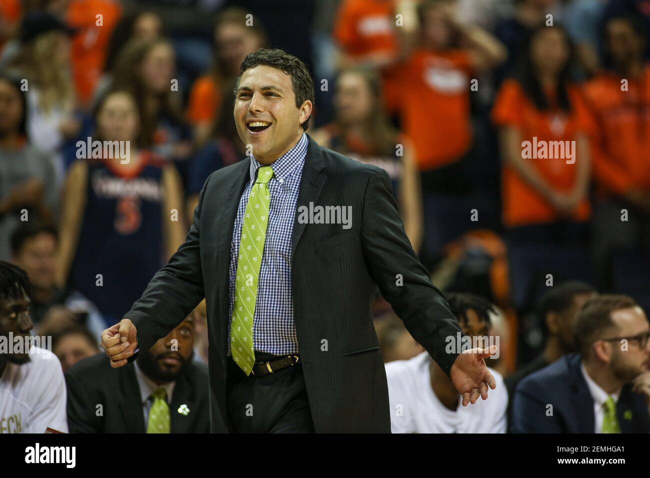 27. Februar 2019: Georgia Tech-Cheftrainer Josh Pastner zeigt seinen Missmut über einen Anruf während der NCAA Basketball-Aktion zwischen den Georgia Tech Yellow Jackets und den Virginia Cavaliers in der John Paul Jones Arena Charlottesville, VA. Jonathan Huff/(Foto: Jonathan Huff/CSM/Sipa USA) Stockfoto