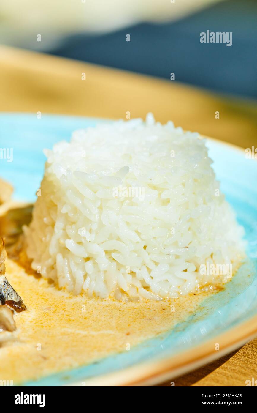 Ein einfacher Reis auf blauem Teller Stockfoto