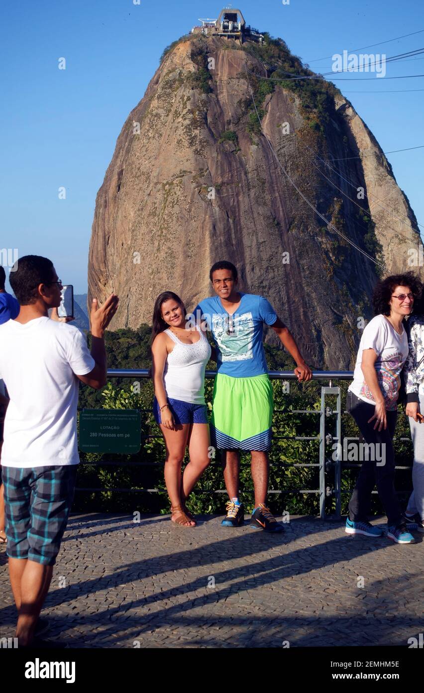 Zuckerhut, Rio de Janeiro, Bazil. Das Paar, das sein Foto in Morro da Urca, der ersten Seilbahnstation, macht. Stockfoto