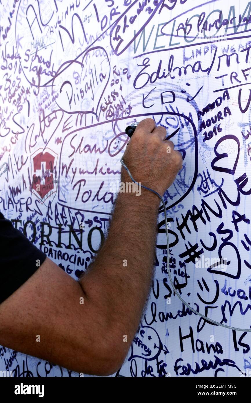 Mann, der seinen Namen auf die Besucherwand schreibt, an der die Menschen Botschaften hinterlassen können, auf dem Zuckerhut während der Olympischen Spiele 2016 in Rio De Janeiro, Brasilien Stockfoto
